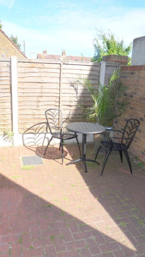 Friars Walk Houses With 2 Bedrooms, 2 Bathrooms, Fast Wi-Fi And Private Parking Sittingbourne Exterior photo