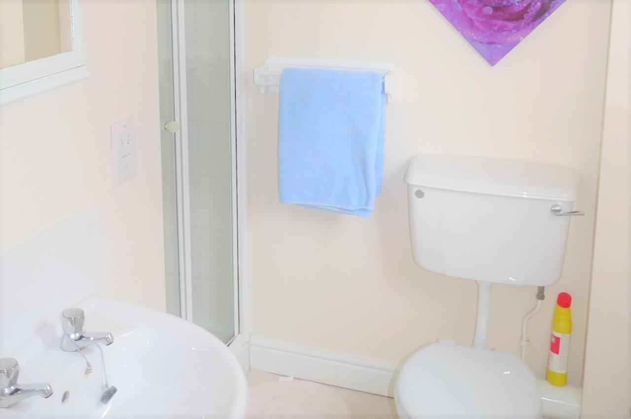 Friars Walk Houses With 2 Bedrooms, 2 Bathrooms, Fast Wi-Fi And Private Parking Sittingbourne Exterior photo