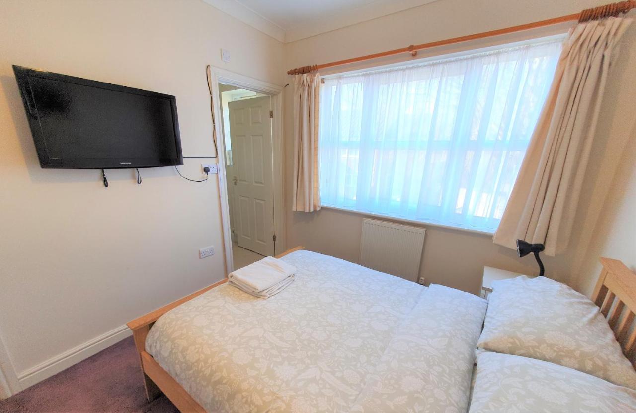 Friars Walk Houses With 2 Bedrooms, 2 Bathrooms, Fast Wi-Fi And Private Parking Sittingbourne Exterior photo